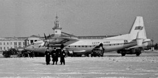 Літак АН-10А з бортовим номером «СССР-11180» на Львівському летовищі