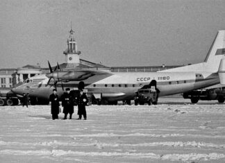 Літак АН-10А з бортовим номером «СССР-11180» на Львівському летовищі