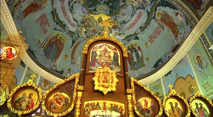 Підвісна ікона і фрагмент центрального склепіння верхнього храму Свято-Покровського собору. Фото Суспільне Рівне, 2015 рік