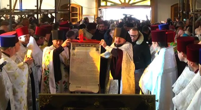 Томос вносять до верхнього храму Свято-Покровського собору, 10 січня 2019 р. Фото архів Суспільне Рівне