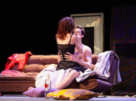 Сцена з вистави “Літаючі Жінки”