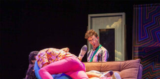 Сцена з вистави “Літаючі Жінки”