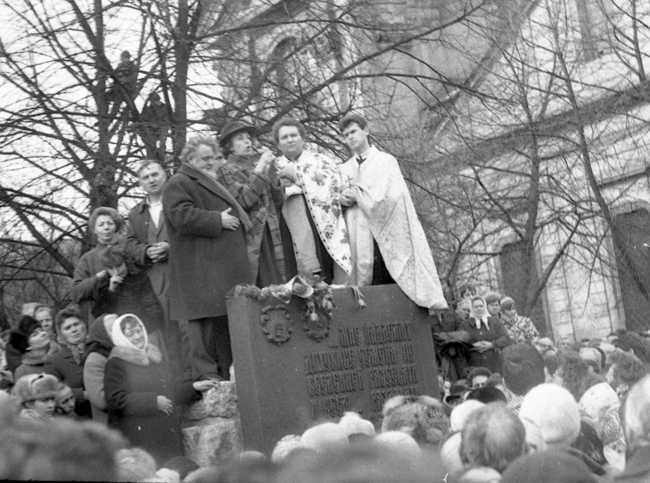 Ірина Калинець на акції коло Успенської церкви у Львові, 1989 р. Світлив Богдан Гладун