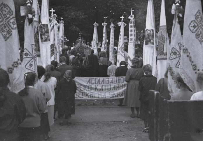 Коло собору Святого Юра, 17 вересня 1989 р. Світлив Богдан Гладун