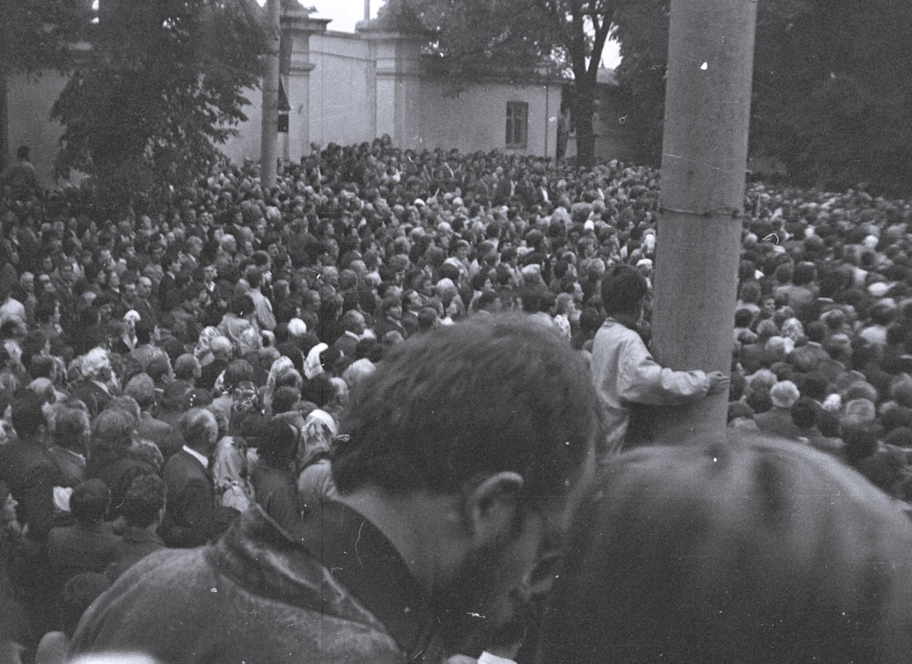 Коло собору Святого Юра, 17 вересня 1989 р. Світлив Богдан Гладун