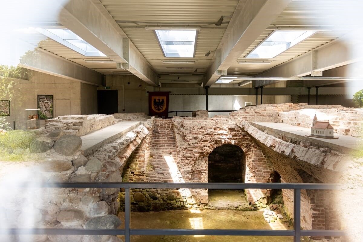 Законсервовані під накриттям руїни замку в Дубінгяй, де Барбара Радзівіл очікувала вирішення своєї долі 