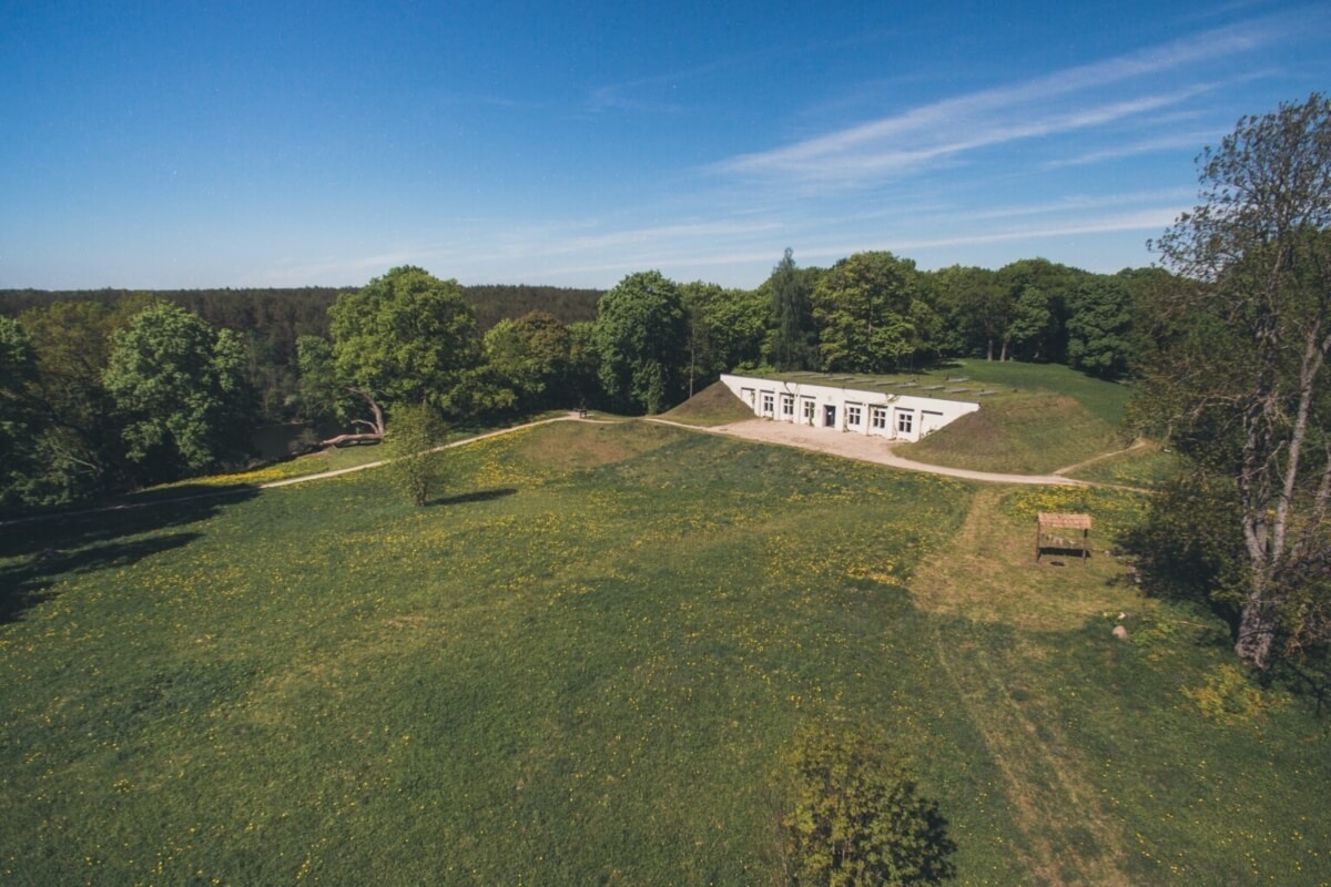 Замкова гора і руїни під накриттям у Дубінгяй 