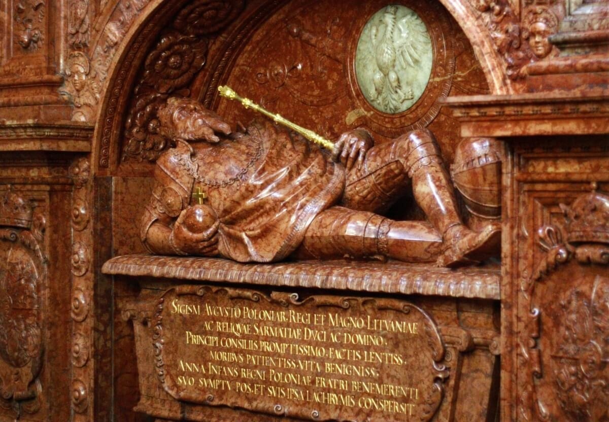 Відновлений надгробок Сигізмунда Августа на Вавелі 
