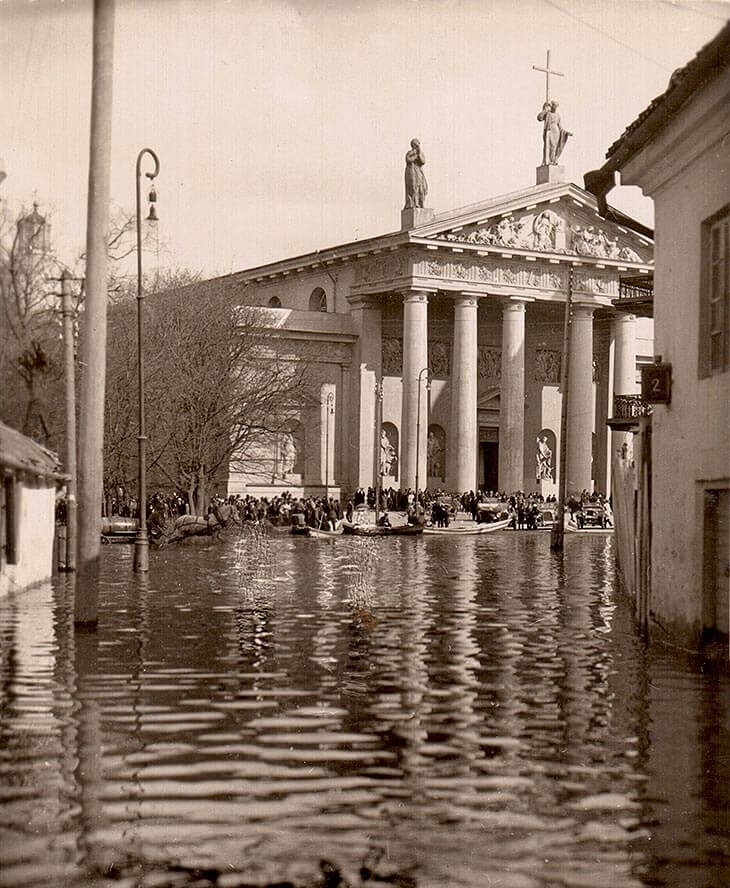 Повінь У Вільно 1931 року. Вода підступила під стіни костелу 