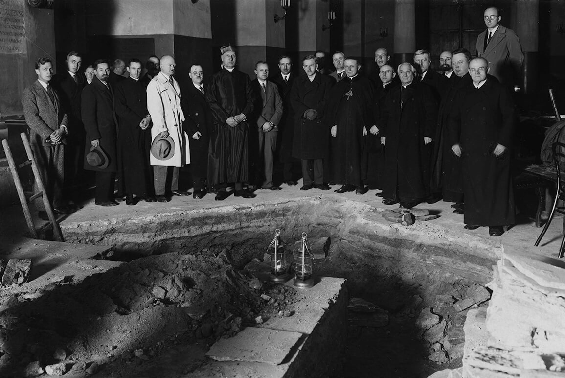 Відкриття королівського поховання, 22 вересня 1931 року. На фото члени комісії, духовенство, представники громадськості 