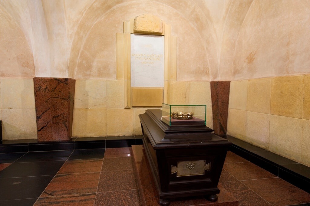 Крипта з труною Барбари Радзівіл у підземеллі Вільнюсської базиліки. Сучасне фото