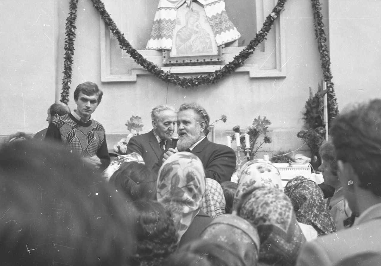 Голова Комітету захисту УГКЦ Іван Гель на богослужінні коло храму Святого Архангела Михаїла, 1989р. Світлив Богдан Гладун