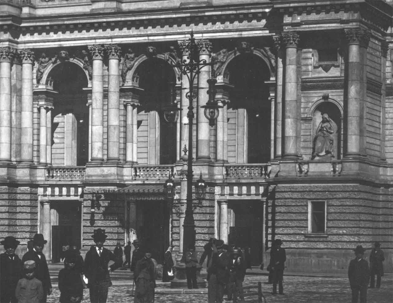Дуговий ліхтар перед головним фасадом театру. Source: Polona