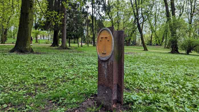 Інформаційний знак (T) маркування магістральної лінії постійного струму для пожежних служб.