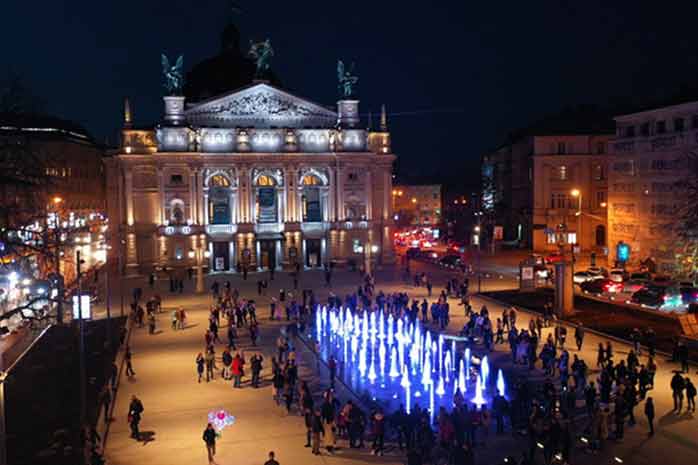 Сучасне освітлення Львівської опери. Source: Роман Балук