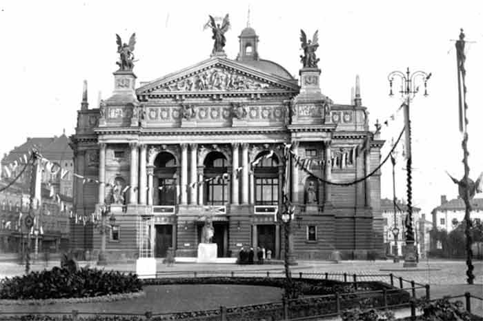 Ліхтар часто доповнювався жардиньєрками для квітів, або святковими прикрасами в дні міських святкувань. Source: Polona