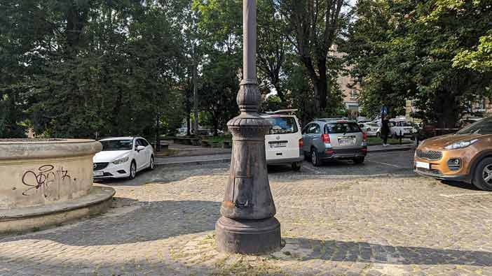 Збережений п'єдестал на пл. Старий Ринок виробництва Huta Blachownia