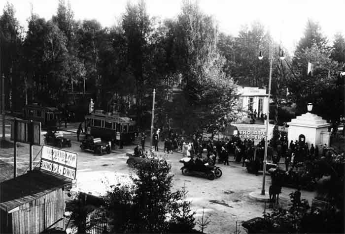 Малодекорований ліхтар. Вхід до Крайової виставки. вул. Самчука; Source: Polona