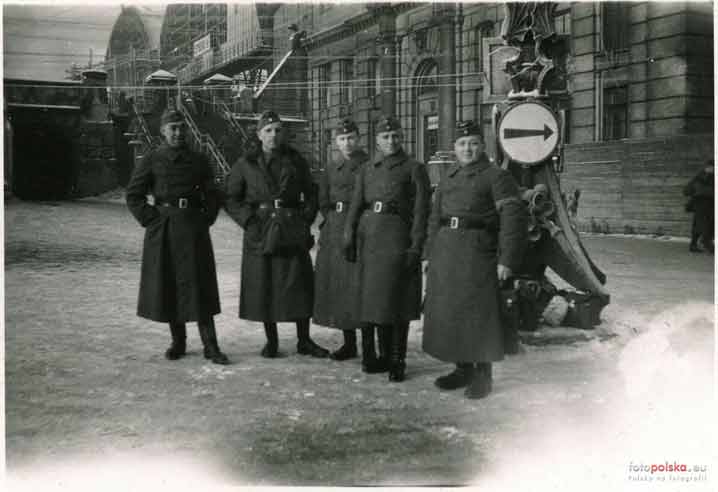 П'єдестал під час Другої світової війни на площі Двірцевій. Source: fotopolska.eu