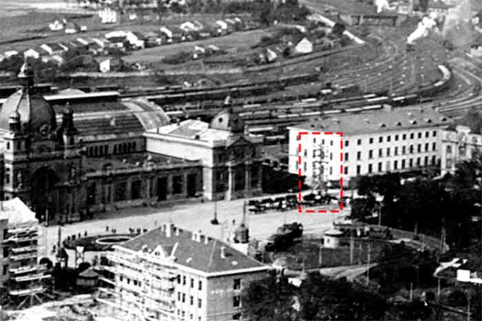 Дерев'яні риштування для фарбування/модернізації ліхтаря (Зліва від входу). Source: Бабель