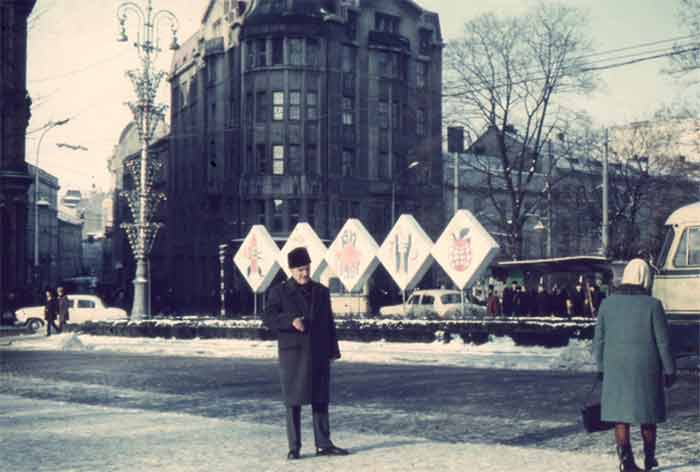 Прикрашений ліхтар на проспекті Свободи (Гнатюка). Source: UMA (Міський медіаархів)