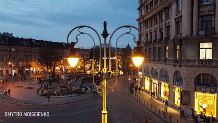 Завершення та світильники одного з ліхтарів на площі Міцкевича. 2022 рік