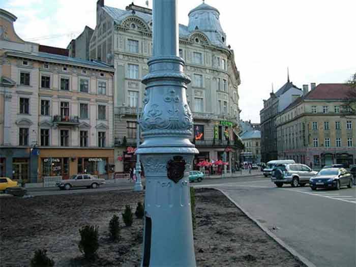 П'єдестал-копія щойно встановленого ліхтаря-копії на площі Міцкевича. Source: RDZS