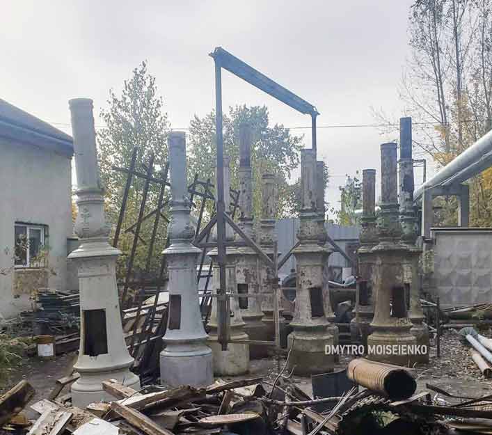 П'єдестали на базі зберігання фірми Оберіг-Груп привезені у 2014 році, які так і не почали реставрувати.