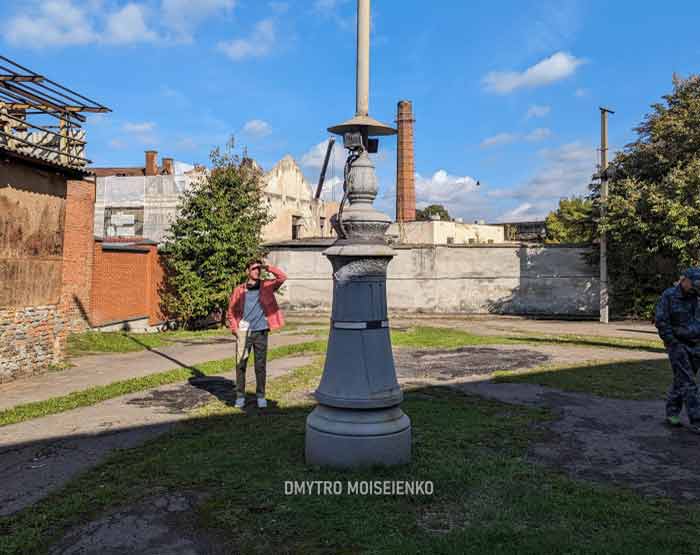 Тумба одного та декоративна чаша від іншого п'єдесталу надвисокого ліхтаря. Палац культури Райдуга. Source: Vladyslav Muravskyi