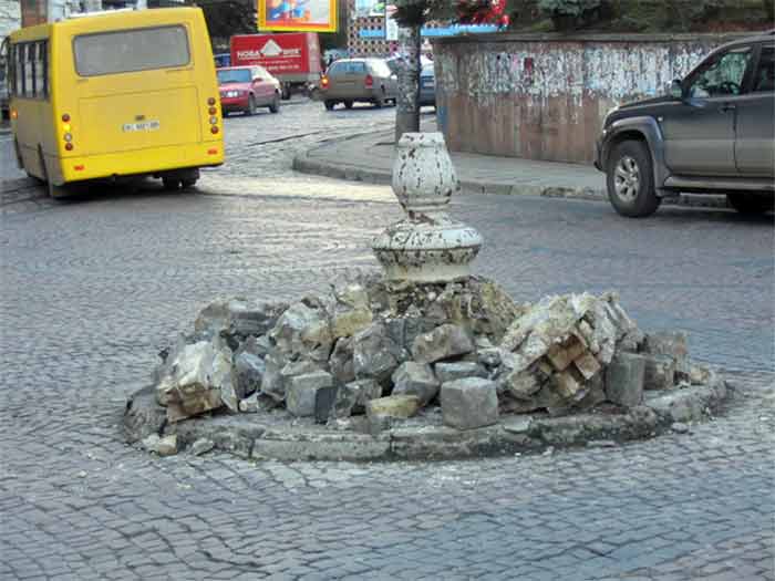 Фрагмент п'єдесталу (чаша) на площі Шашкевича замінений в 2011 році. Source: RDZS