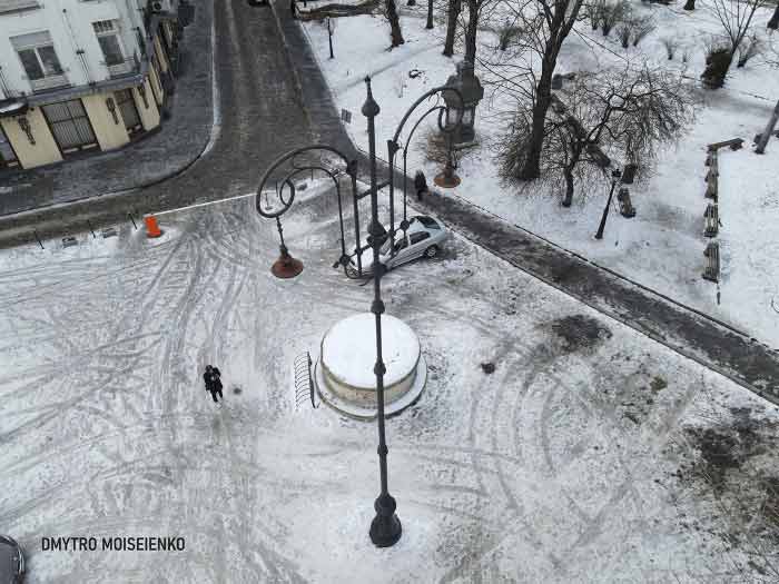 Ліхтар на пл. Старий Ринок в якому використано автентичні елементи.