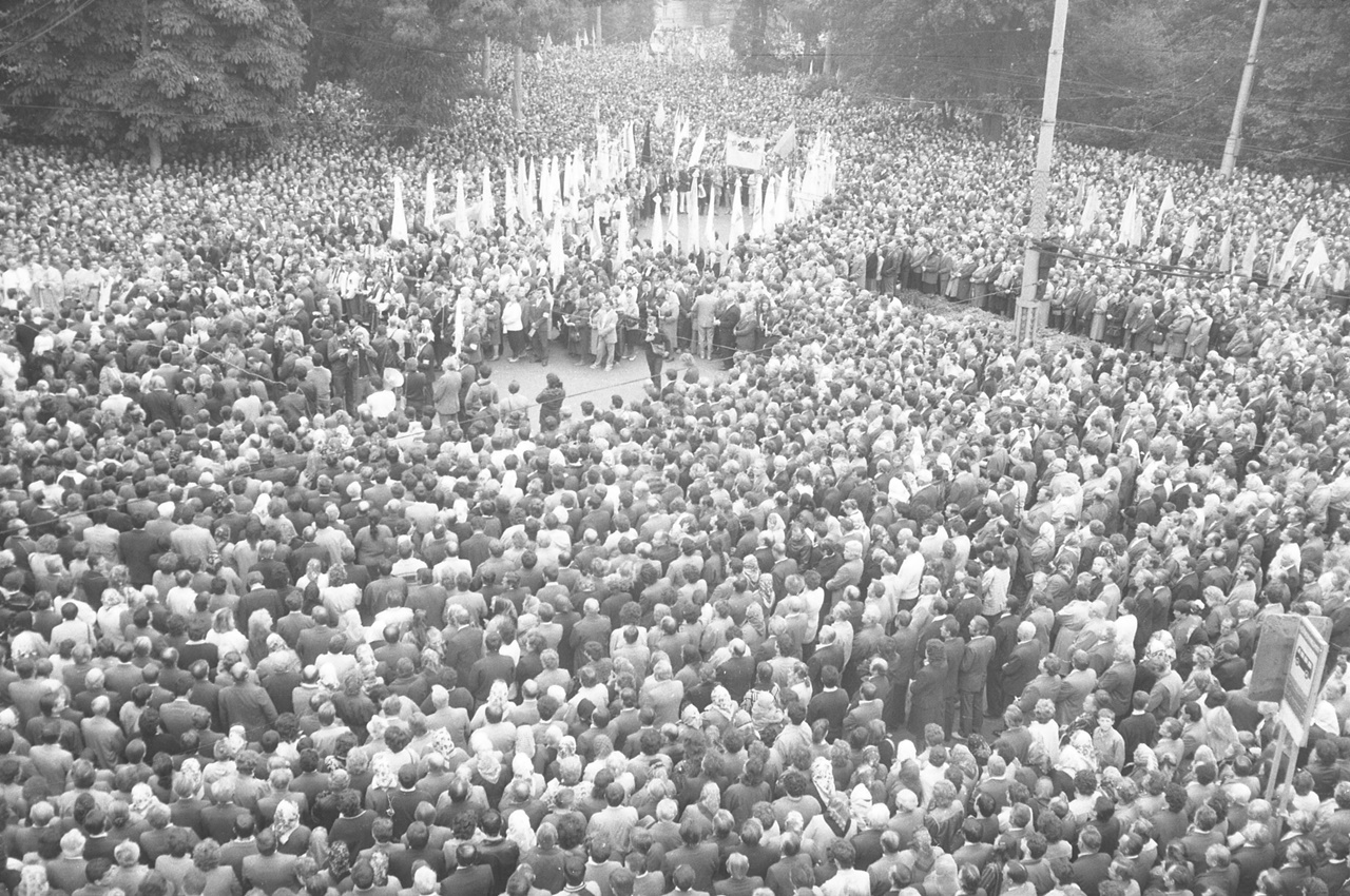 Площа перед Собором Святого Юра. 17 вересня 1989 р. Світлив Богдан Гладун