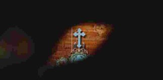 Проріз в стіні церкві, утворений від розриву снаряда (фото Альони Малашиної)