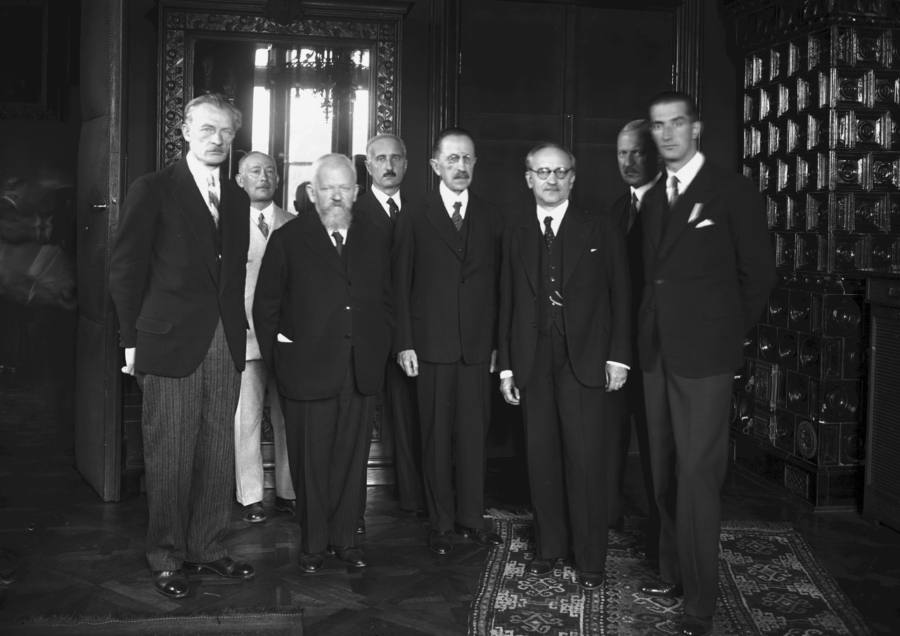 З'їзд філософів у Кракові (1936 р.). Третій праворуч Ян Лукашевич. Фото з https://pl.wikipedia.org/