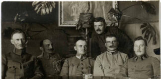 Колективне фото військовослужбовців і представника Служби цивільних комісарів. Ймовірно, той самий чоловік, що і на попередньому фото. Відоме його ім’я – Карл. Фото Олександра Садовського.