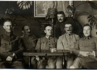 Колективне фото військовослужбовців і представника Служби цивільних комісарів. Ймовірно, той самий чоловік, що і на попередньому фото. Відоме його ім’я – Карл. Фото Олександра Садовського.