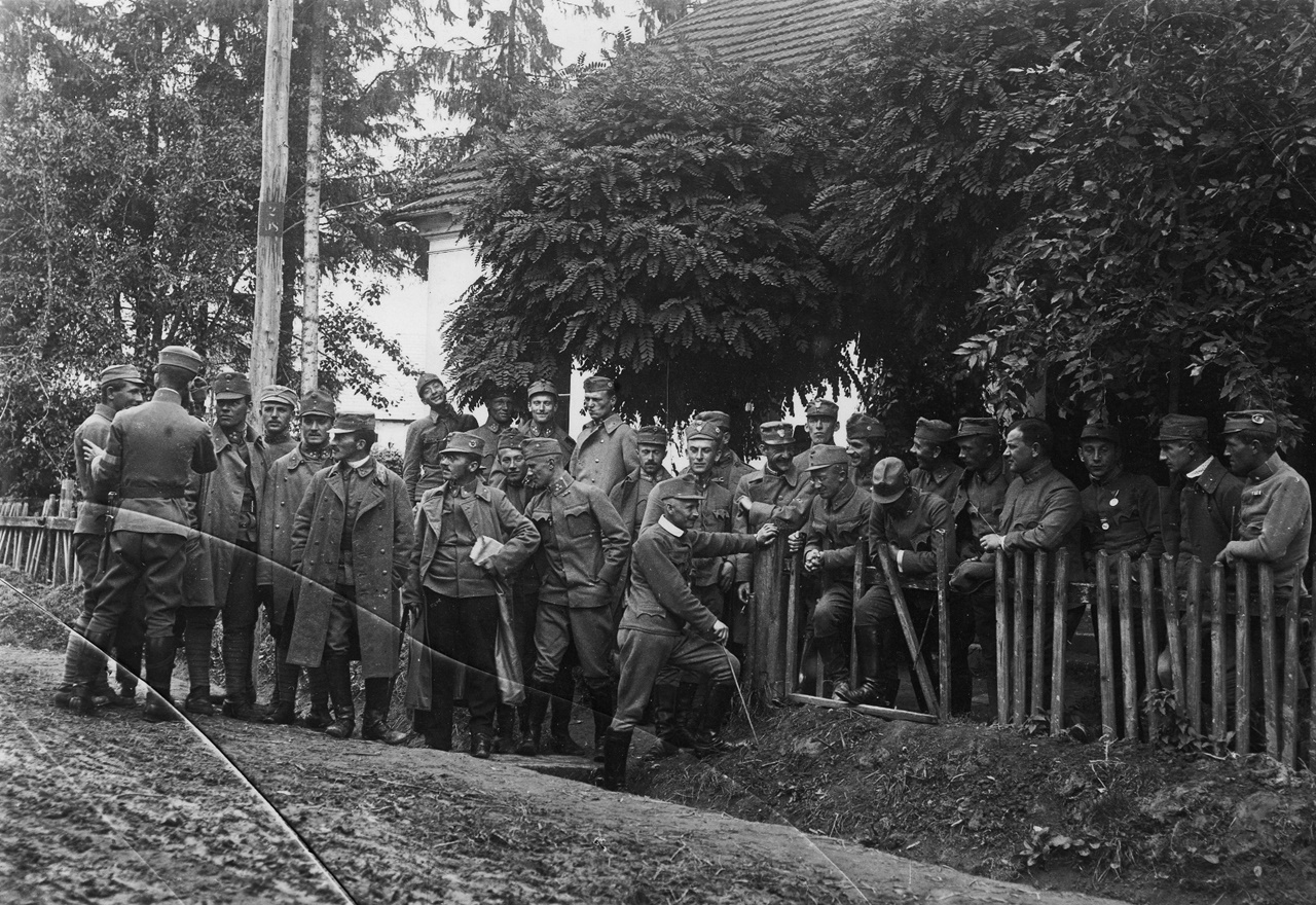 Група січових стрільців (на фото є офіцери Гайворонський із книжкою та Старосольський)