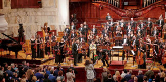 Благодійний концерт скрипаля Джошуа Бела з диригенткою Далею Стасевською та з INSO-Львів у Варшаві. Photo by Adrian Stykowski / Dream Music, 2024