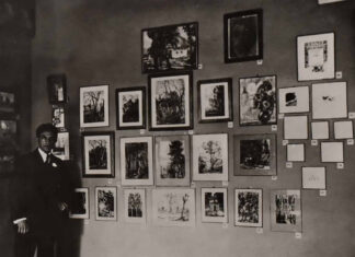 ський біля експозиції своїх творів на виставці ГДУМ. Львів, 1924