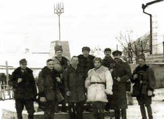 Командування ВО «Богун» зустрічають угорську військову делегацію на Волині. Село Будераж. Грудень 1943. Нижній ряд (зліва направо): шеф розвідувального відділу (ШРВ) «Немо» (Андрій Кисіль); член ОУН(б) «Іванів» (Омелян Логуш); керівник угорської місії до УПА підполковник Ференц Мартон; комендант запілля УПА-Північ «Горбенко» (Ростислав Волошин); командир групи «Еней» (Петро Олійник); керівник охорони делегації «Кропива» (Василь Процюк). Верхній ряд: заступник ШРВ «Палій» (Василь Коренюк); господарчий референт УПА-Північ «Зубатий» (Василь Мороз); шеф штабу групи «Черник» (Дмитро Казван).