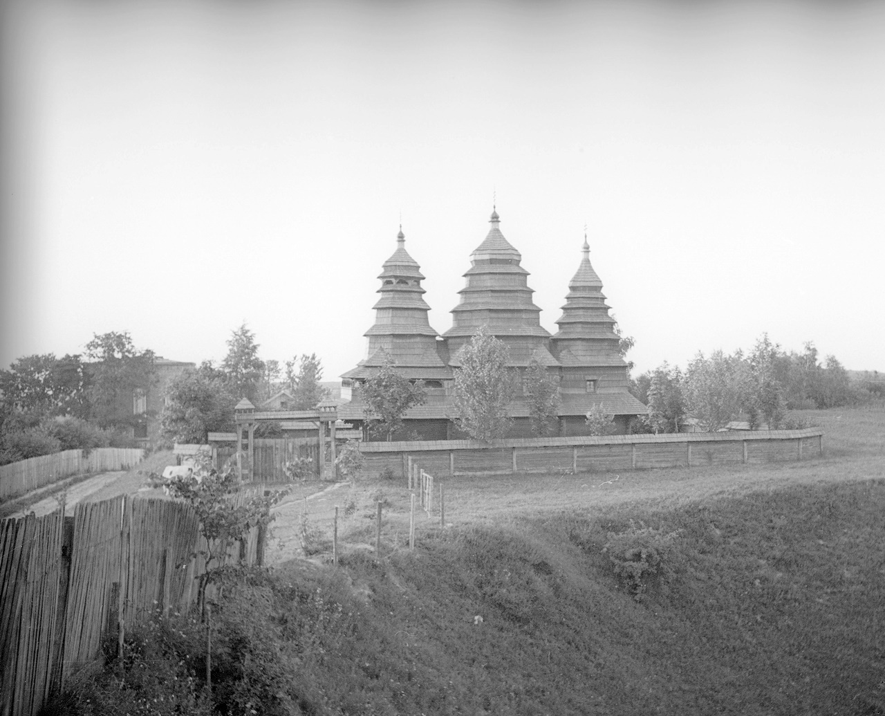 Миколаївська церква із села Кривка в Шевченківському гаї у Львові, 1934-1938 рр. Фотограф Генрик Поддембський