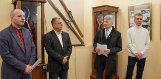 Відкриття виставки «На лещетах, мов на крилах. До 100-річчя Карпатського Лещетарського Клубу». Зліва направо: Андрій Сова, Роман Чмелик, Олег Кубів, Тарас Кузь. Львів, пл. Ринок, 6, І поверх, 28 лютого 2024 р.