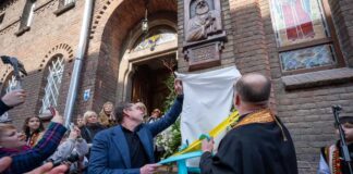 Відкритя памʼятної дошки на фасаді храму свв. мчч. безсрібників Косми і Дам’яна (УГКЦ), в якому 5 березня 1933 року був хрещений і миропомазаний Блаженніший Любомир Гузар