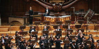 Академічний симфонічний оркестр Львівської філармонії на концерті в Варшаві. Фото: Рафаль Бенедиксюк