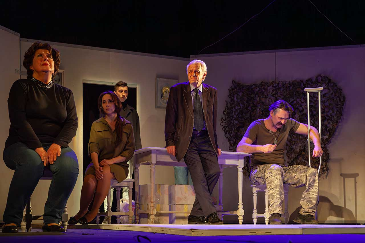 Сцена з вистави "Ветеран"