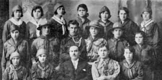 Пластуни і пластунки з Дрогобича (члени 18 і 31 куренів) з провідником Михайлом Іваненком. Світлина опублікована: Сова А. Печатка 31 пластового куреня імени Софії Галечко у Дрогобичі, 1920-ті рр. // Пластовий шлях. Журнал пластової думки та інформації. – Львів, 2024. – Чис. 1 (213). – С. 44–45.