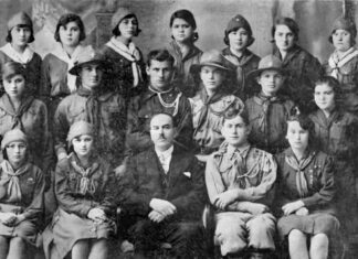 Пластуни і пластунки з Дрогобича (члени 18 і 31 куренів) з провідником Михайлом Іваненком. Світлина опублікована: Сова А. Печатка 31 пластового куреня імени Софії Галечко у Дрогобичі, 1920-ті рр. // Пластовий шлях. Журнал пластової думки та інформації. – Львів, 2024. – Чис. 1 (213). – С. 44–45.