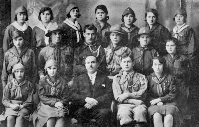 Пластуни і пластунки з Дрогобича (члени 18 і 31 куренів) з провідником Михайлом Іваненком. Світлина опублікована: Сова А. Печатка 31 пластового куреня імени Софії Галечко у Дрогобичі, 1920-ті рр. // Пластовий шлях. Журнал пластової думки та інформації. – Львів, 2024. – Чис. 1 (213). – С. 44–45.