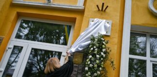 Відкриття меморіальної дошки в пам'ять про Вікторію Амеліну