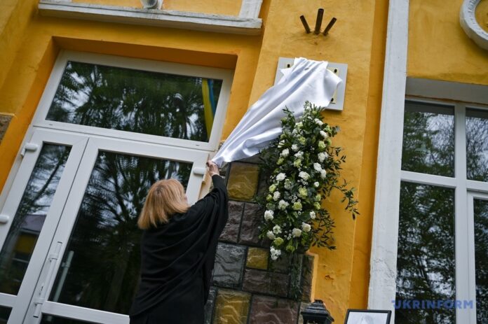 Відкриття меморіальної дошки в пам'ять про Вікторію Амеліну